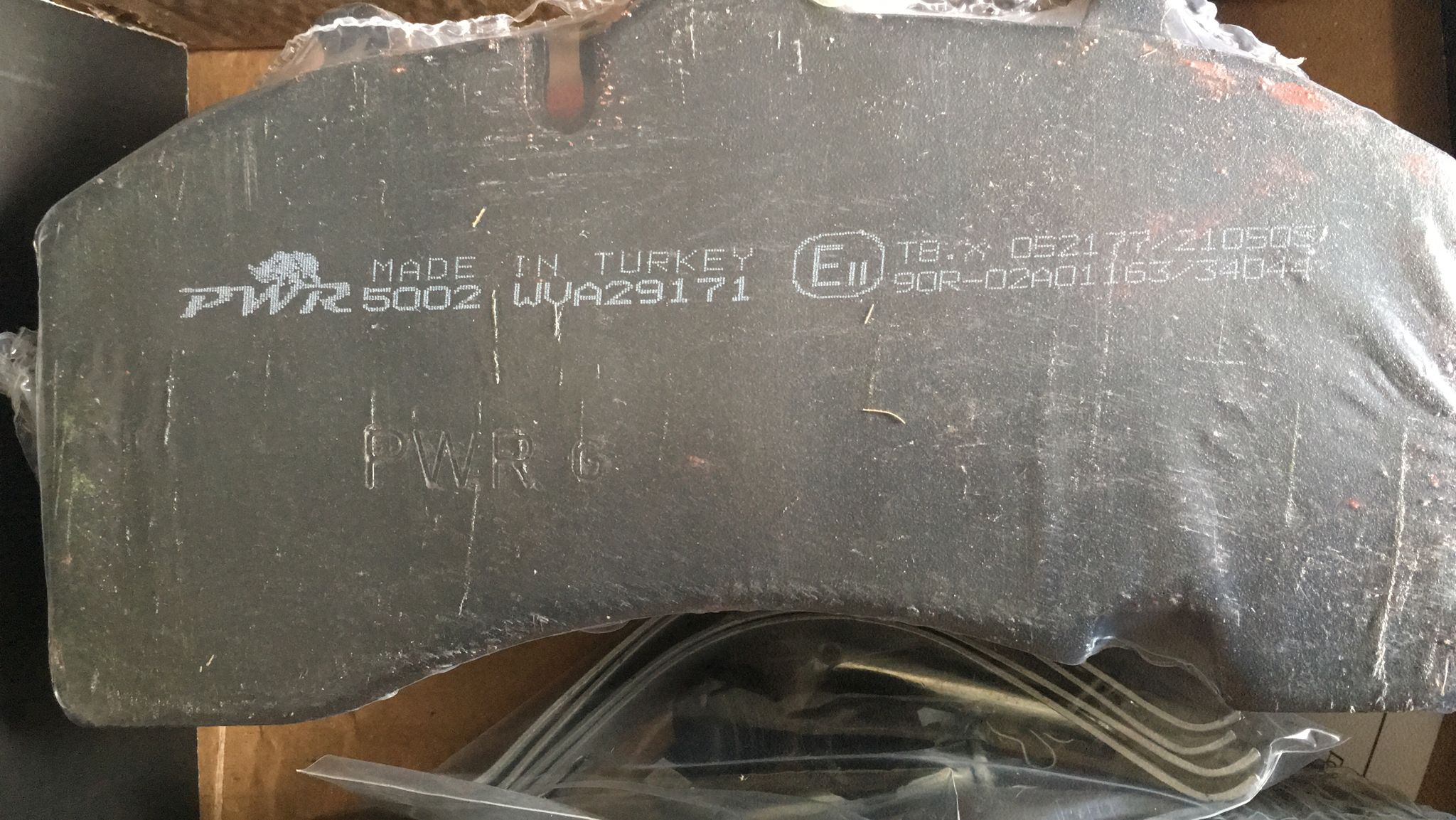 КОЛОДКИ ГАЛЬМІВНІ 29171 PREMIUM З ПРИТИРОЧНИМ ПОКРИТТЯМ З ВИРІЗОМ ПІД ДАТЧИК